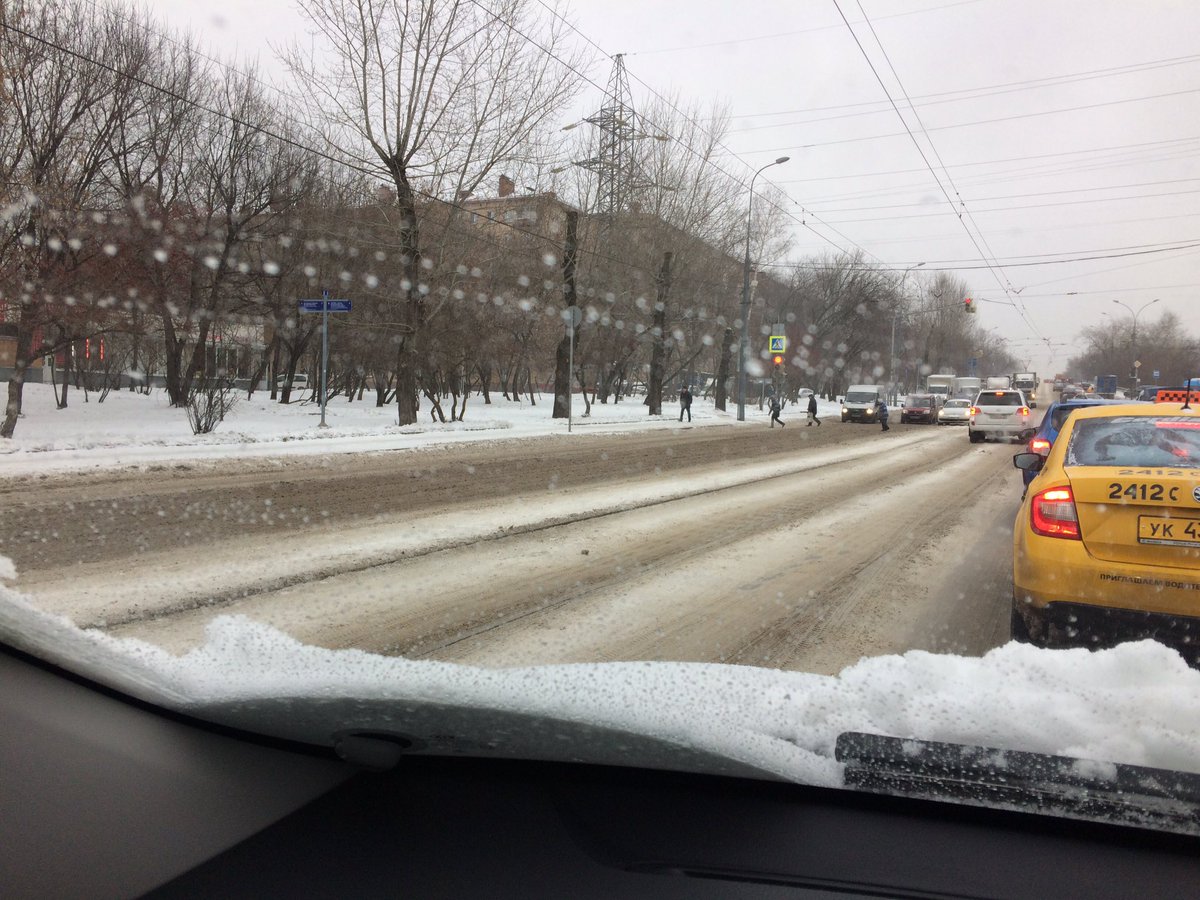 Más de un centenar de vuelos cancelados por nevadas y lluvia helada en Moscú