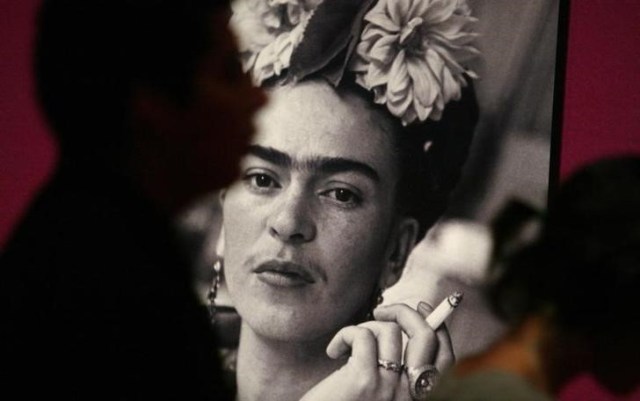 Foto de archivo de un grupo de visitantes junto a una foto de la artista Frida Kahlo en la inauguración de la muestra "Frida" en el Museo de Arte Contemporáneo de Monterrey. Ago 31, 2007. Una pintura de Frida Kahlo que nunca ha sido expuesta en público y cuyo paradero era un misterio será rematada la próxima semana en Sotheby's en Nueva York, informó el lunes la casa de subastas. REUTERS/Tomas Bravo
