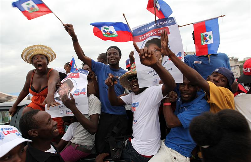 Haití cerró su campaña electoral al ritmo de la música, el ron y hasta con marihuana