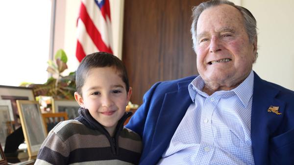 La foto de George H. W. Bush con un niño recuperado de cáncer que conmueve a los Estados Unidos