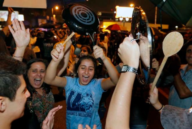 Cuban Americans celebrate upon hearing about the death of longtime Cuban leader Fidel Castro in the Little Havana neighborhood of Miami, Florida on November 26, 2016. Cuba's socialist icon and father of his country's revolution Fidel Castro died on November 25 aged 90, after defying the US during a half-century of ironclad rule and surviving the eclipse of global communism. / AFP PHOTO