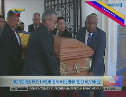 Realizan honores post mortem a Bernardo Álvarez  (Fotos)