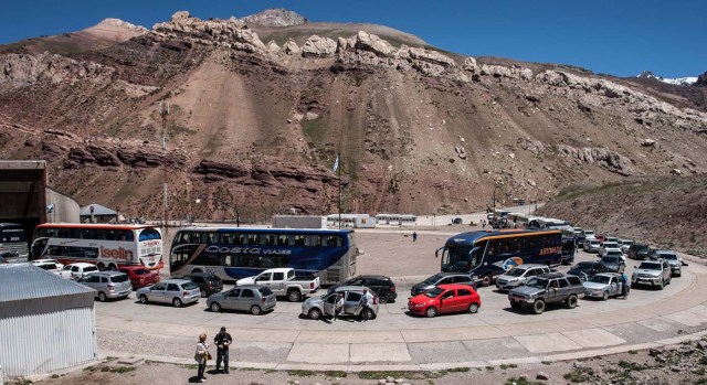 Argentine tourists wait at the custom in the border between Chile and Argentine at the place known as Horcones, on November 28, 2016. Inhabitants of Argentine border provinces go shopping in Santiago, Chile, where prices are about 50 percent less than in Argentine. / AFP PHOTO / CHRISTIAN MIRANDA