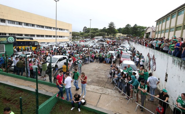 Fans of Chapecoense soccer team are pictured in front of the Arena Conda stadium in Chapeco, Brazil, November 29, 2016. REUTERS/Paulo Whitaker