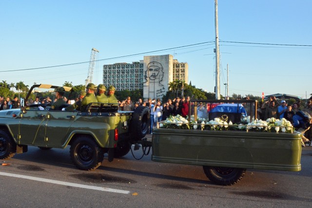 The urn with the ashes of Cuban leader Fidel Castro leave the Revolution Square in Havana starting a four-day journey across Cuba, November 30, 2016. La urna con las cenizas del líder cubano Fidel Castro deja la Plaza de la Revolución en La Habana para iniciar un viaje de cuatro días por Cuba, el 30 de noviembre de 2016. / AFP PHOTO / ADALBERTO ROQUE