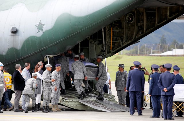 Military personnel unload a coffin with the remains of Brazilian victims who died in an accident of the plane that crashed into the Colombian jungle with Brazilian soccer team Chapecoense, at the airport from where the bodies will be flown home to Brazil, in Medellin, Colombia December 2, 2016. REUTERS/Jaime Saldarriaga