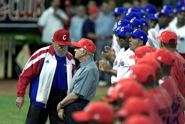 14 de mayo de 2002 | Fidel Castro (izquierda) y Jimmy Carter (derecha) durante un partido de béisbol en La Habana. (Crédito: ADALBERTO ROQUE/AFP/Getty Images)