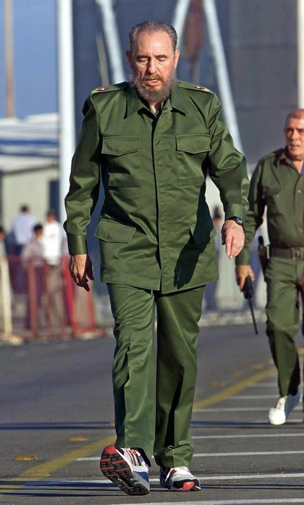  26 de julio de 2000 | El presidente Fidel Castro participa en una marcha antiimperialista en La Habana. (Crédito: ADALBERTO ROQUE/AFP/Getty Images)