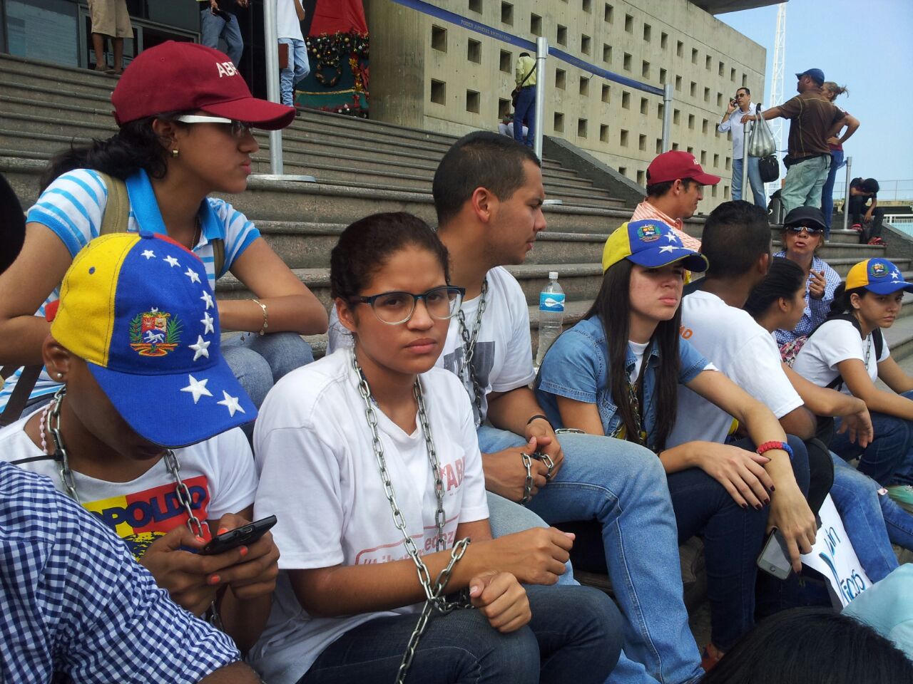 Jóvenes de ABP llevan más 28 horas encadenados en el Palacio de Justicia en Anzoátegui