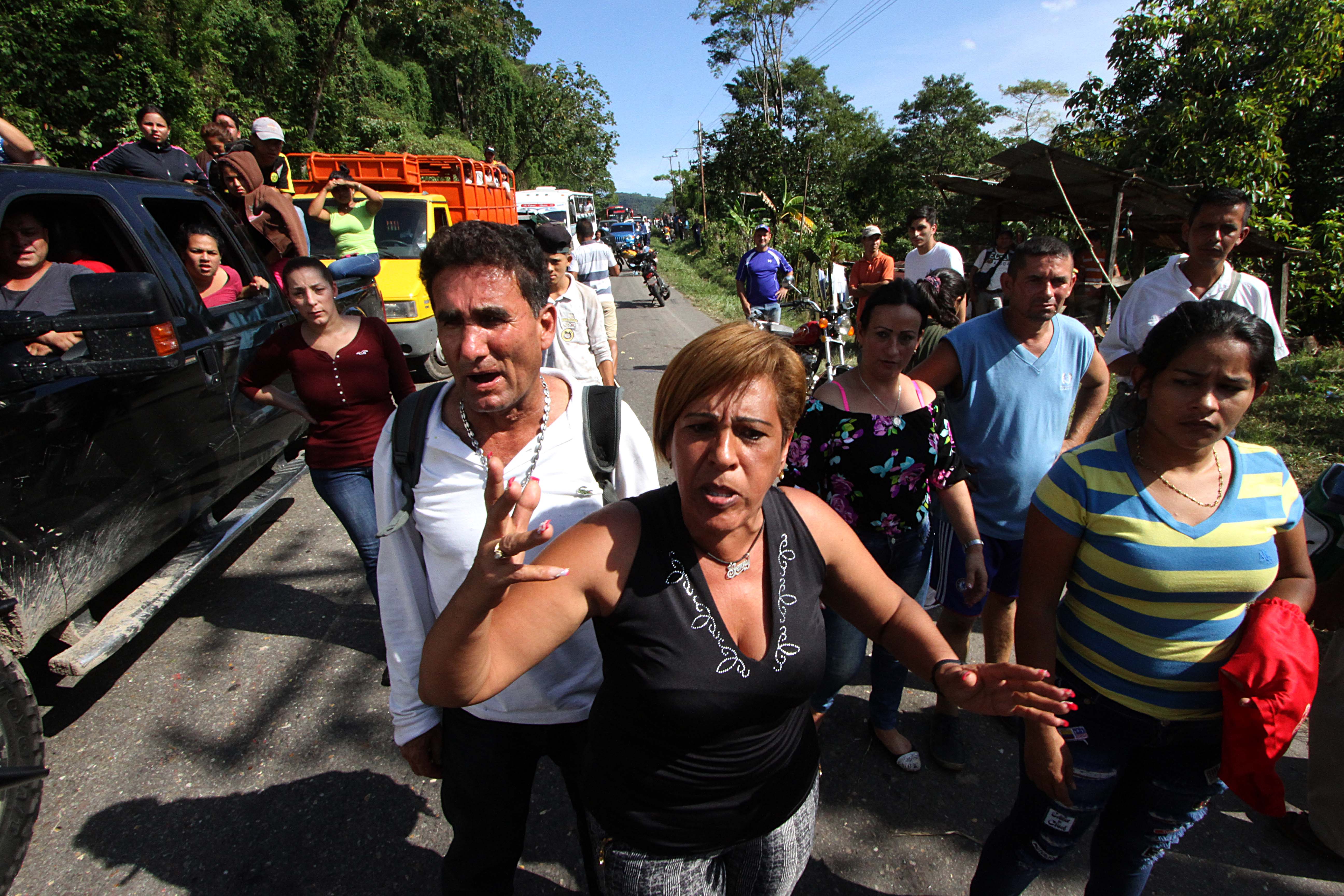 “¡Queremos pasar!”: venezolanos se agolpan en la frontera cerrada con Colombia