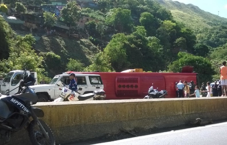 Choque de camión y autobús Sitssa deja 26 heridos en Guarenas (Video y Fotos)