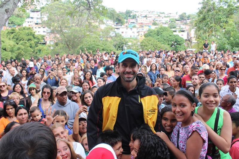 Capriles compartió víspera de Navidad con trabajadores mirandinos
