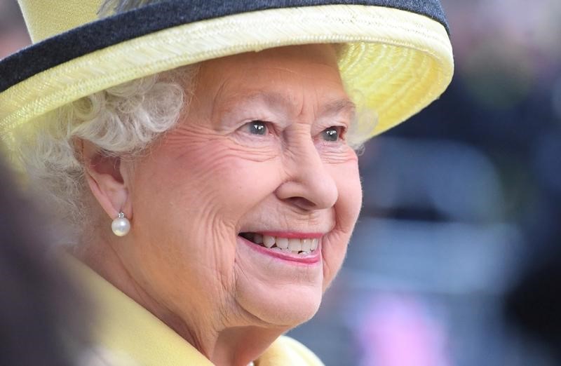 Con 91 años, la reina Isabel II le va pasando el relevo a su hijo