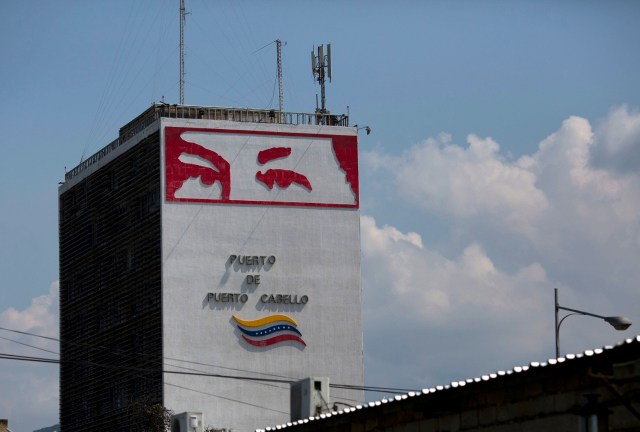 En esta imagen, tomada el 1 de noviembre de 2016, los ojos del fallecido expresidente venezolano Hugo Chávez cubren parte del lateral de una torre en Puerto Cabello, Venezuela. En julio de 2016, el sucesor de Chávez, el presidente Nicolás Maduro, ordenó al ejército hacerse cargo de la producción y distribución de la comida, así como de los principales puertos del país. (AP Foto/Ariana Cubillos)