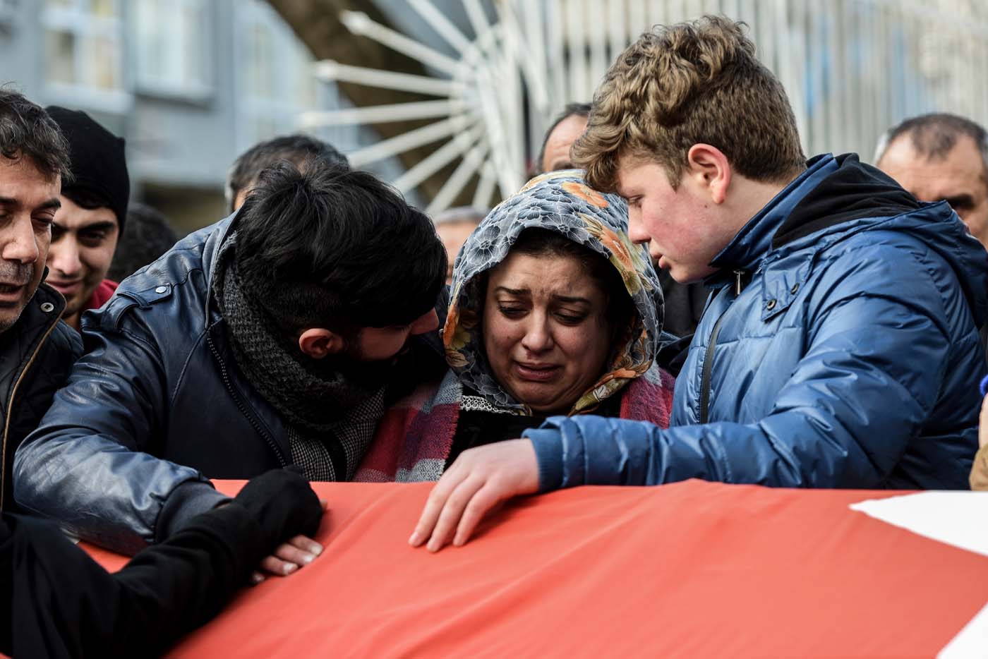 Lágrimas y dolor se apoderan de Estambul tras la trágica noche de Año Nuevo (Fotos)