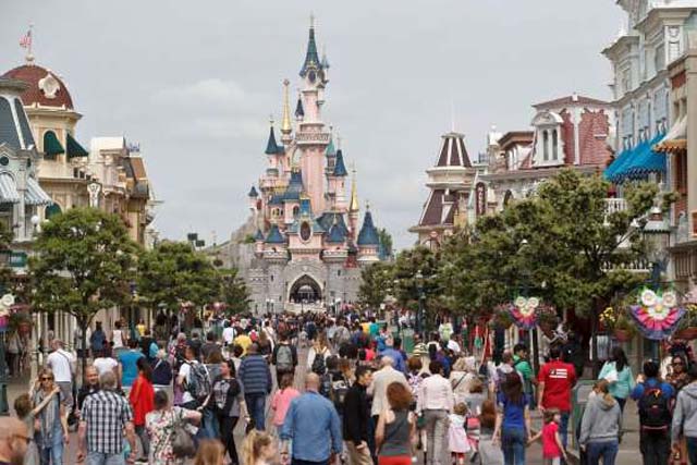 Desde el 26 de marzo de 2017, Disneyland París comenzará a festejar su 25° aniversario con varios espectáculos, entre los que habrá un show de luces sobre el castillo de la Bella Durmiente y una nueva atracción de Star Wars llamada ‘Star Tour: The Adventure Continues’ y una nueva versión de Space Mountain de la película llamada ‘Star Wars Hyperspace Mountain'. Disneyland también presentará el nuevo desfile ‘Disney Stars on Parade’, que incluye un alucinante dragón que escupe fuego. Los eventos se extenderán todo el año.