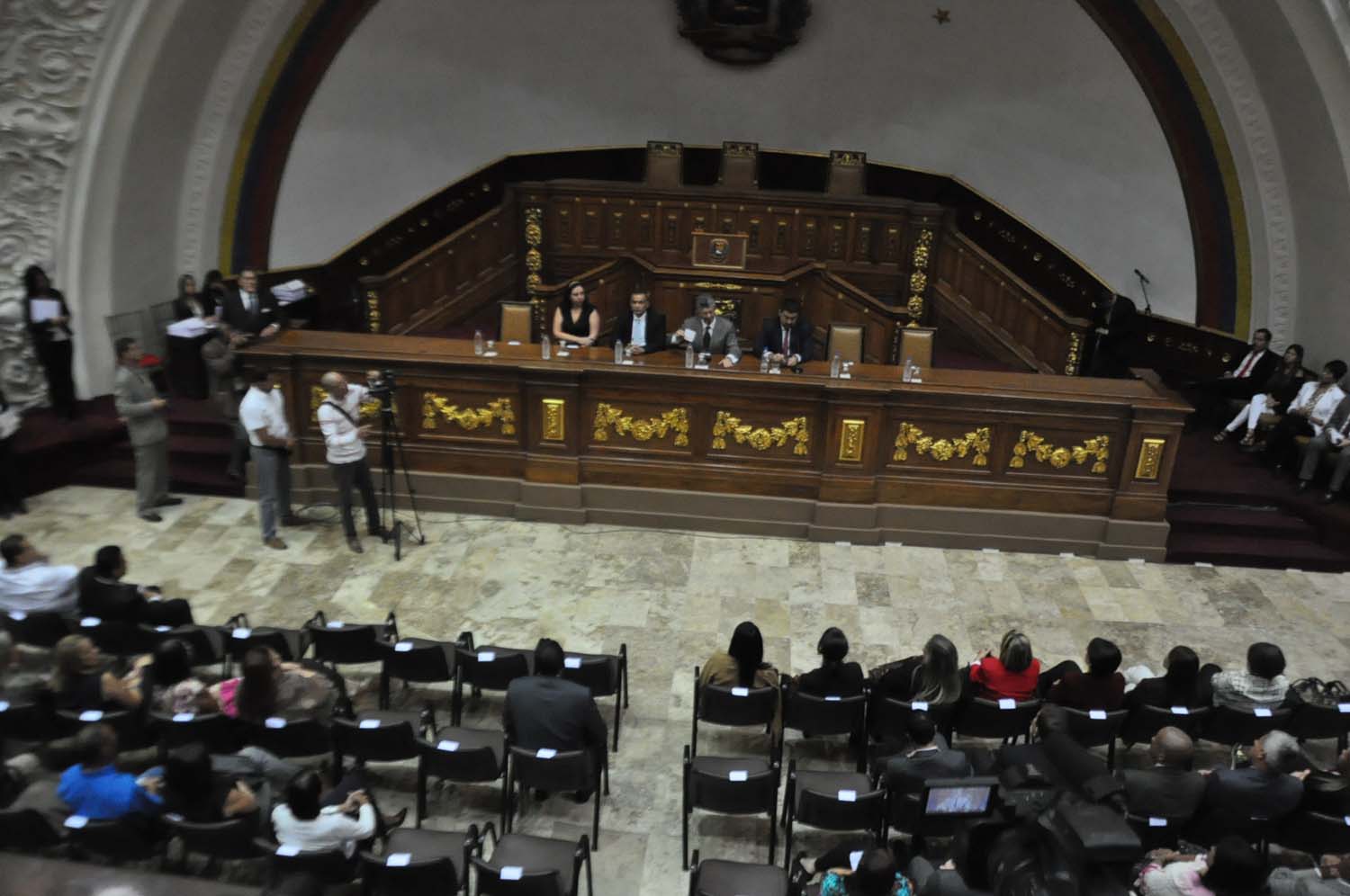 Maduro espera instalar una nueva Asamblea Nacional mediante el proceso de diálogo