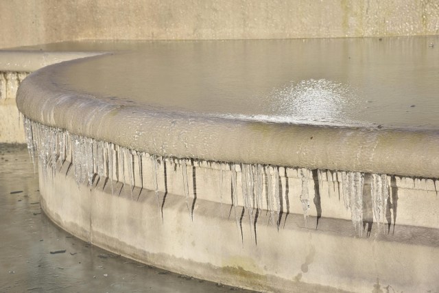 The water in the Fountain of the Naiads is covered with ice at Piazza della Repubblica square in Rome, Italy, 07 January 2017. Cold weather pushed temperatures below zero degrees Celsius in Rome. (Roma, Italia) EFE/EPA/Giorgio Onorati