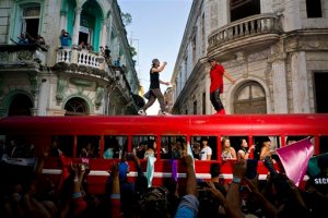 Enrique Iglesias lanza en febrero “Súbeme la radio”, con video rodado en Cuba