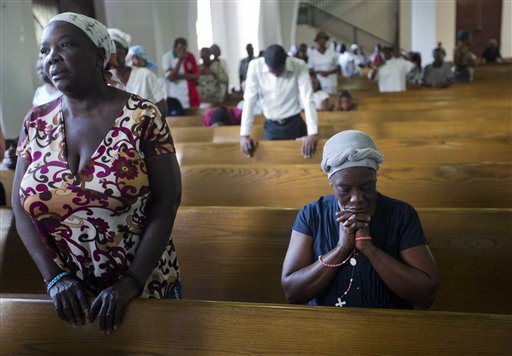 En esta fotografía del jueves 12 de enero de 2017, personas asisten a una misa por el 7mo aniversario de un devastador sismo en Puerto Príncipe, Haití. Muchos haitianos encendieron veladoras y oraron para recordar a sus parientes y vecinos que murieron en aquella catástrofe ocurrida hace siete años en el país. (AP Foto/Dieu Nalio Chery)