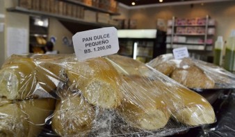En Barcelona un día de salario alcanza para comprar un pan dulce y un café