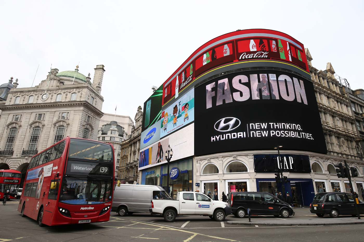 Las pantallas gigantes de Piccadilly Circus de Londres, apagadas hasta otoño