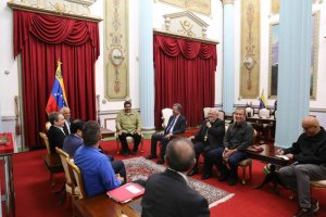 Maduro protagoniza en Miraflores una “encerrona” con Samper, Zapatero y Torrijos para la “reactivación” del diálogo