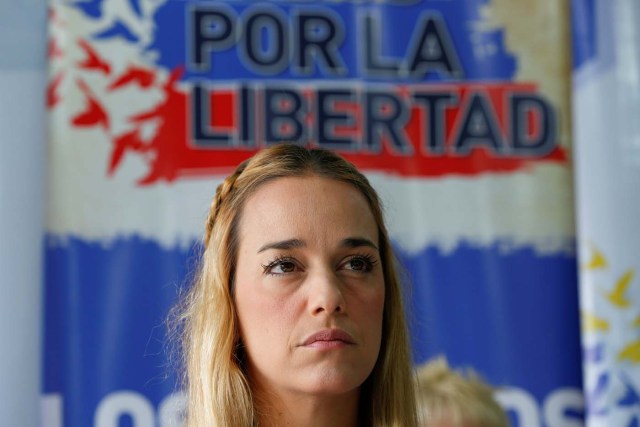 Lilian Tintori, wife of jailed Venezuelan opposition leader Leopoldo Lopez, makes a pause while she speaks during a news conference at the office of the party Popular Will (Voluntad Popular) in Caracas, Venezuela January 18, 2017. Picture taken January 18, 2017. REUTERS/Carlos Garcia Rawlins