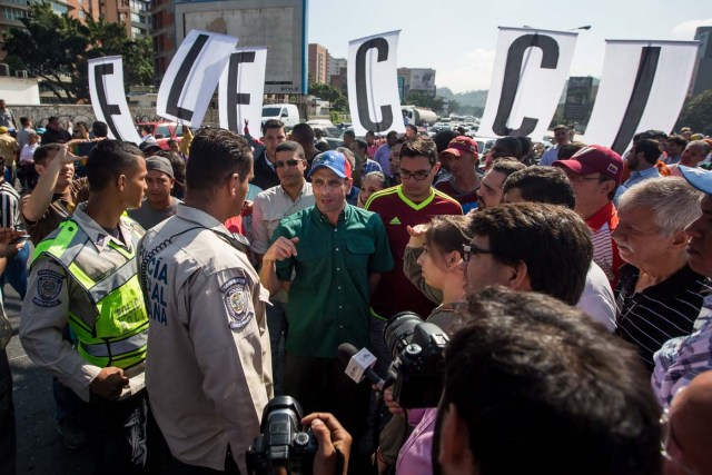 CAR01. CARACAS (VENEZUELA), 24/01/2017.- El gobernador del céntrico estado de Miranda y dos veces candidato presidencial, Henrique Capriles (c), participa en una manifestación hoy, 24 de enero de 2017, en la ciudad de Caracas (Venezuela). Capriles encabezó hoy una manifestación en la autopista Francisco Fajardo, en Caracas, junto a un centenar de personas para exigir que el país convoque a elecciones de gobernadores y alcaldes este año. EFE/MIGUEL GUTIERREZ