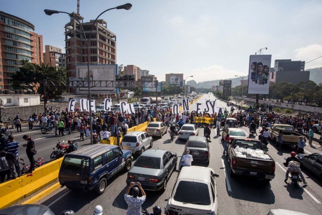 CAR01. CARACAS (VENEZUELA), 24/01/2017.- Opositores al Gobierno del mandatario venezolano, Nicolás Maduro, participan en una manifestación hoy, 24 de enero de 2017, en la ciudad de Caracas (Venezuela). El gobernador del céntrico estado de Miranda y dos veces candidato presidencial, Henrique Capriles, encabezó hoy una manifestación en la autopista Francisco Fajardo, en Caracas, junto a un centenar de personas para exigir que el país convoque a elecciones de gobernadores y alcaldes este año. EFE/MIGUEL GUTIERREZ