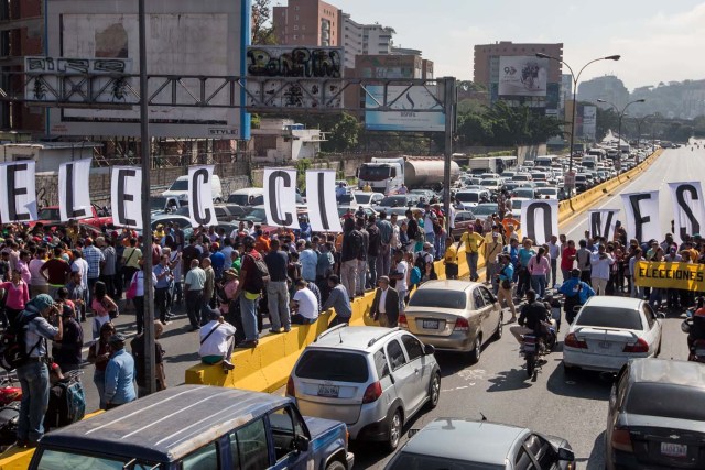 CAR01. CARACAS (VENEZUELA), 24/01/2017.- Opositores al Gobierno del mandatario venezolano, Nicolás Maduro, participan en una manifestación hoy, 24 de enero de 2017, en la ciudad de Caracas (Venezuela). El gobernador del céntrico estado de Miranda y dos veces candidato presidencial, Henrique Capriles, encabezó hoy una manifestación en la autopista Francisco Fajardo, en Caracas, junto a un centenar de personas para exigir que el país convoque a elecciones de gobernadores y alcaldes este año. EFE/MIGUEL GUTIERREZ