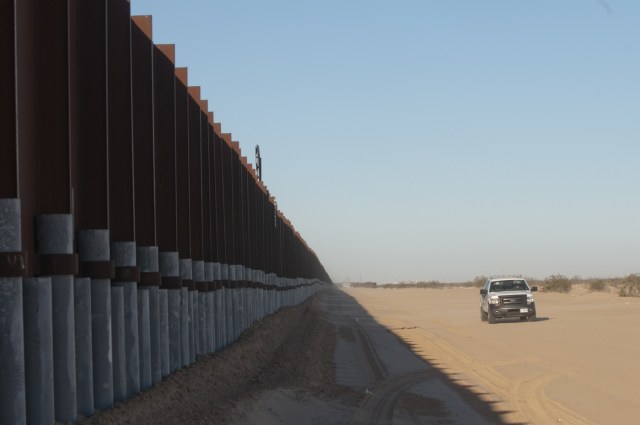 SHM25. SAN LUIS (AZ, EE.UU.), 27/1/2017.- Fotografía de la antigua valla que marca la frontera de México con la ciudad de San Luis (Arizona), en Estados Unidos, este viernes 27 de enero de 2017. La Casa Blanca evitó hoy confirmar si los presidentes de EE.UU., Donald Trump, y de México, Enrique Peña Nieto, acordaron durante su conversación telefónica no volver a hablar públicamente sobre quién pagará por el muro en la frontera. EFE/Gary Williams