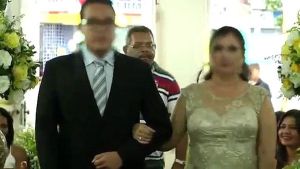 Iba detrás de la novia en la iglesia, sacó un arma y disparó contra tres invitados (Video)