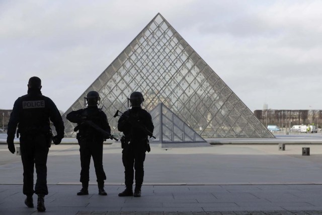 French police secure the site near the Louvre Pyramid in Paris, France, February 3, 2017 after a French soldier shot and wounded a man armed with a knife after he tried to enter the Louvre museum in central Paris carrying a suitcase, police sources said.   REUTERS/Christian Hartmann TPX IMAGES OF THE DAY