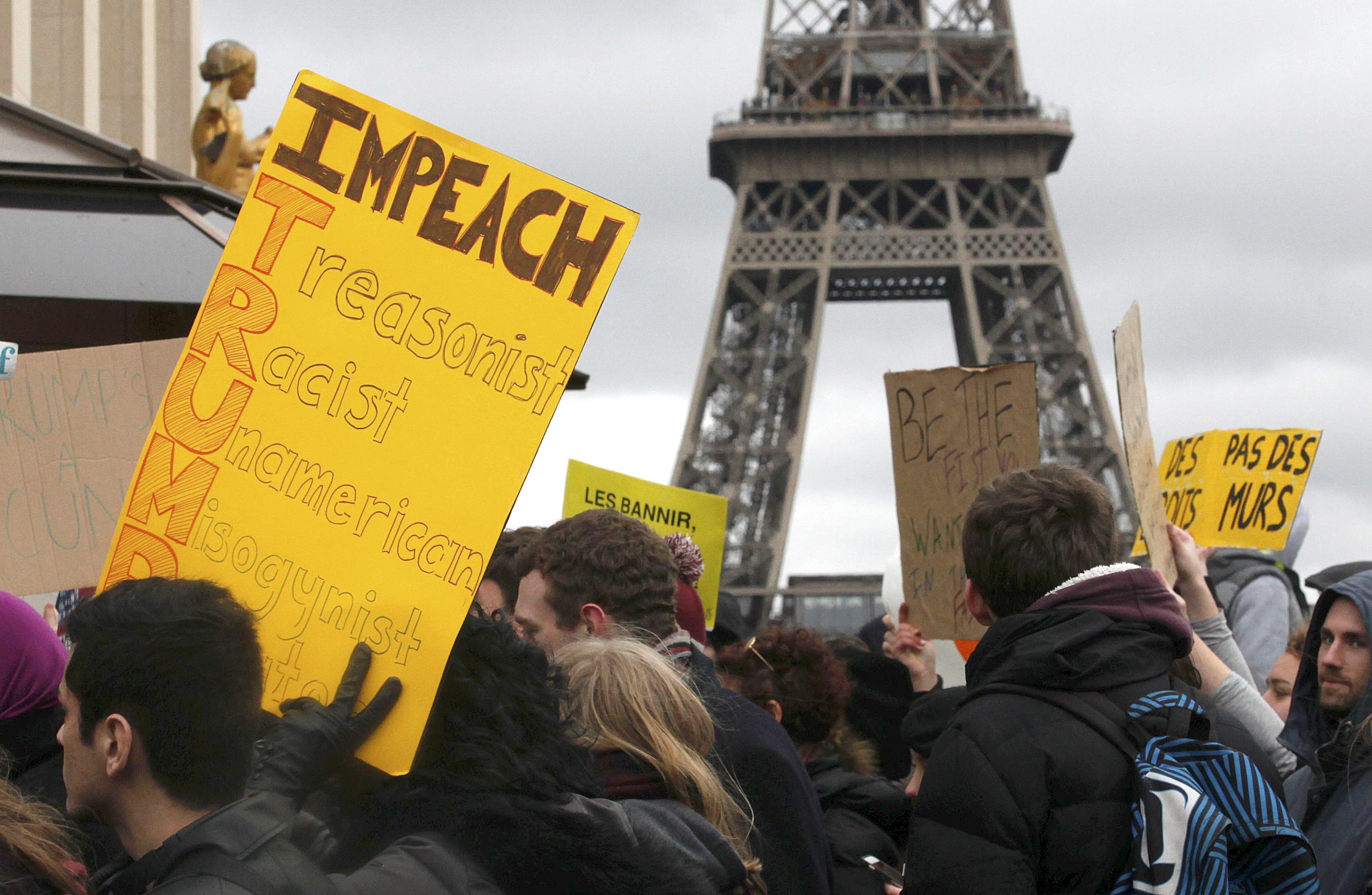 Un millar de personas manifiestan en París contra medidas antiinmigración de Trump (Fotos)