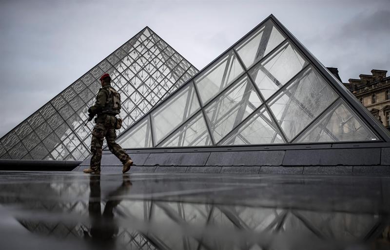 Agresor del Louvre no ha sido interrogado debido a su estado de salud