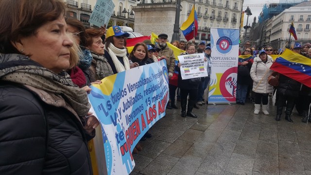 Pensionados venezolanos protestan hoy 4 de febrero, en la Puerta del Sol en Madrid. Foto Carlos Moreno