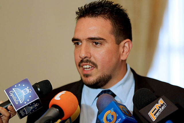 Stalin González dice que un acuerdo debe exigir elecciones presidenciales