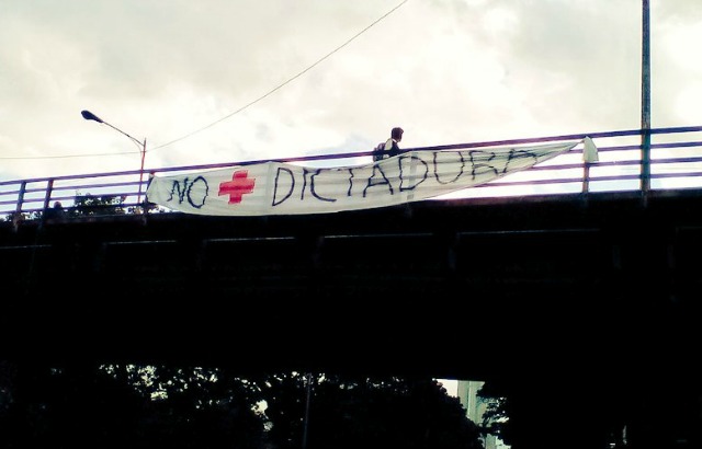 Pancartas en Caracas imploran “No + Dictadura” este #8F (Fotos)