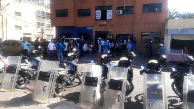 Oficina de Saime-Valencia amaneció custodiada por la GNB #8F