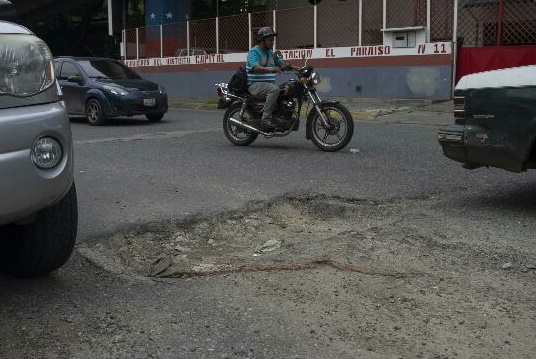 Vecinos de El Paraíso denuncian que transitar sus calles y aceras es un “infierno”