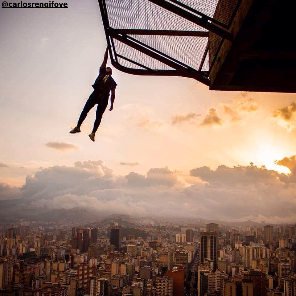 Joven que subió a la cima del Parque Central y Torre Confinanzas fue golpeado por el Sebin