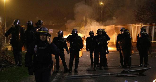 Doce detenidos tras una nueva noche de disturbios en la periferia de París