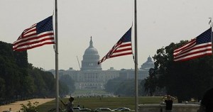 Banderas de EEUU ondearán a media asta por víctimas de Covid-19, anunció Trump