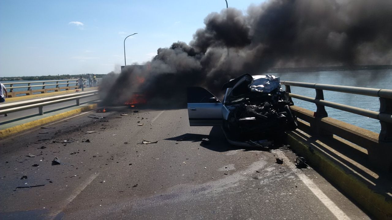 Choque en puente sobre el Lago de Maracaibo provoca incendio de vehículo