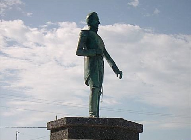 Gobierno regional se olvidó de la estatua de Simón Bolívar en Sinamaica (Fotos)
