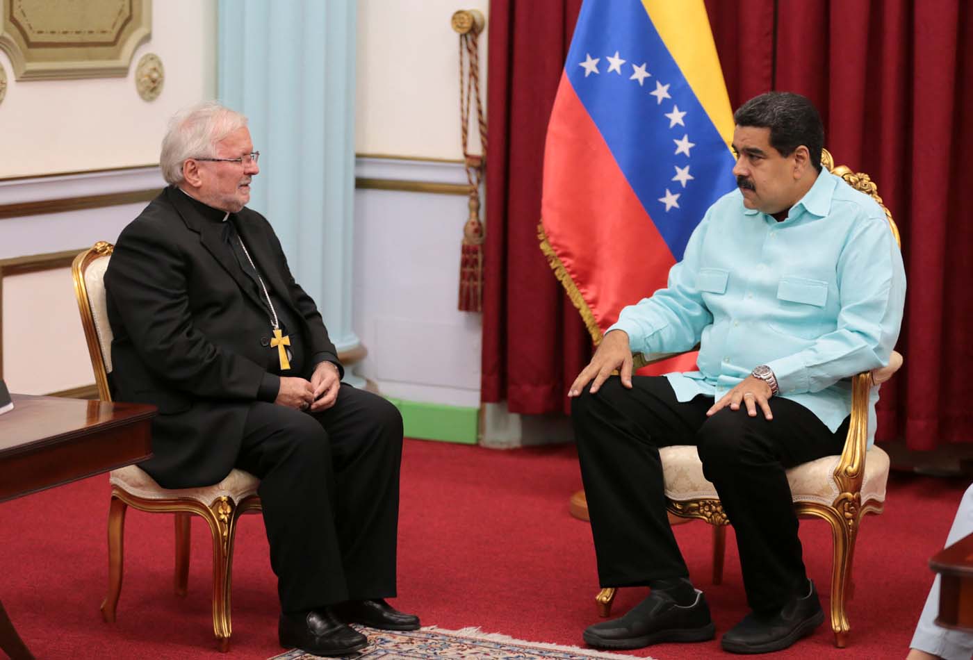 Maduro recibió al Nuncio Apostólico entre críticas de la oposición