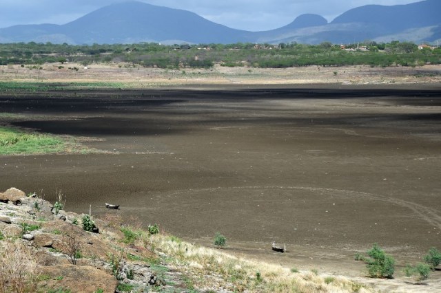 Boats are seen at the dry Cedro reservoir in Quixada, Ceara State, on February 8, 2017. The situation of Brazil's oldest reservoir sumps up the devastiting effects -human and environmental- of the worst drought of the century in the northeast of the country. / AFP PHOTO / EVARISTO SA / TO GO WITH AFP STORY BY CAROLA SOLE