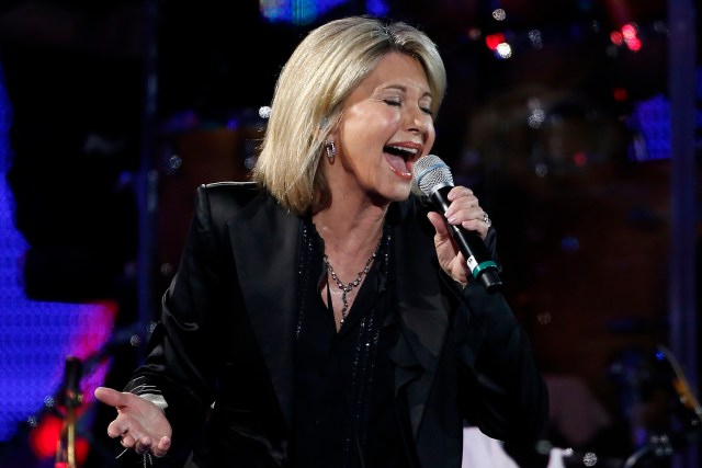 British-Australian singer Olivia Newton-John performs at the 58th Vina del Mar International Song Festival on February 23, 2017 in Vina del Mar, Chile. / AFP PHOTO / PAUL PLAZA