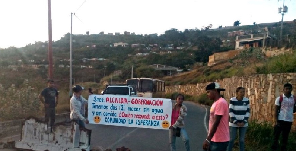 Habitantes de Carayaca protestaron por falta de agua y comida